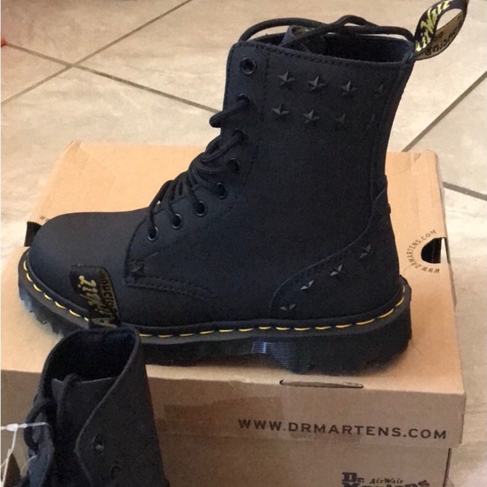 Dr. Martens star studded boots 1460 Ben